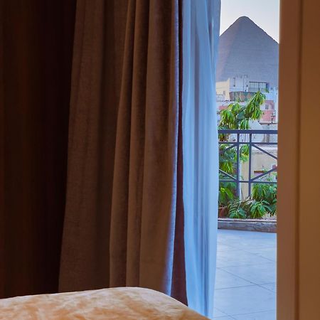 King Khufu Pyramids View Hotel Kafret el-Gabal Szoba fotó