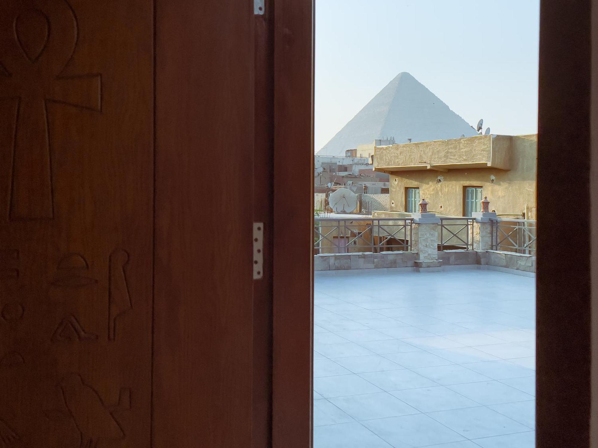 King Khufu Pyramids View Hotel Kafret el-Gabal Szoba fotó