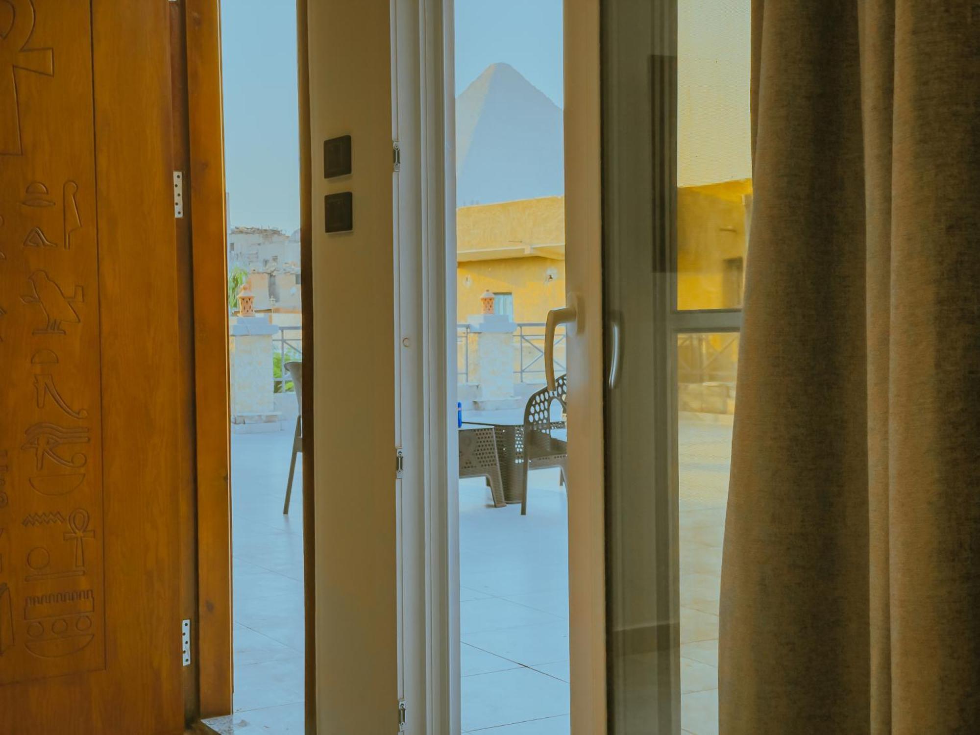 King Khufu Pyramids View Hotel Kafret el-Gabal Szoba fotó